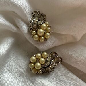 Vintage Rate Find Trifari Pearl Clip On Earrings